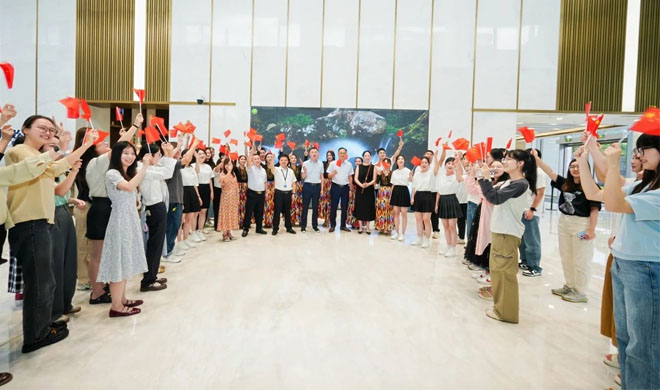 凯时k8开展“引领新风尚·欢跃新时代”文艺快闪活动迎国庆